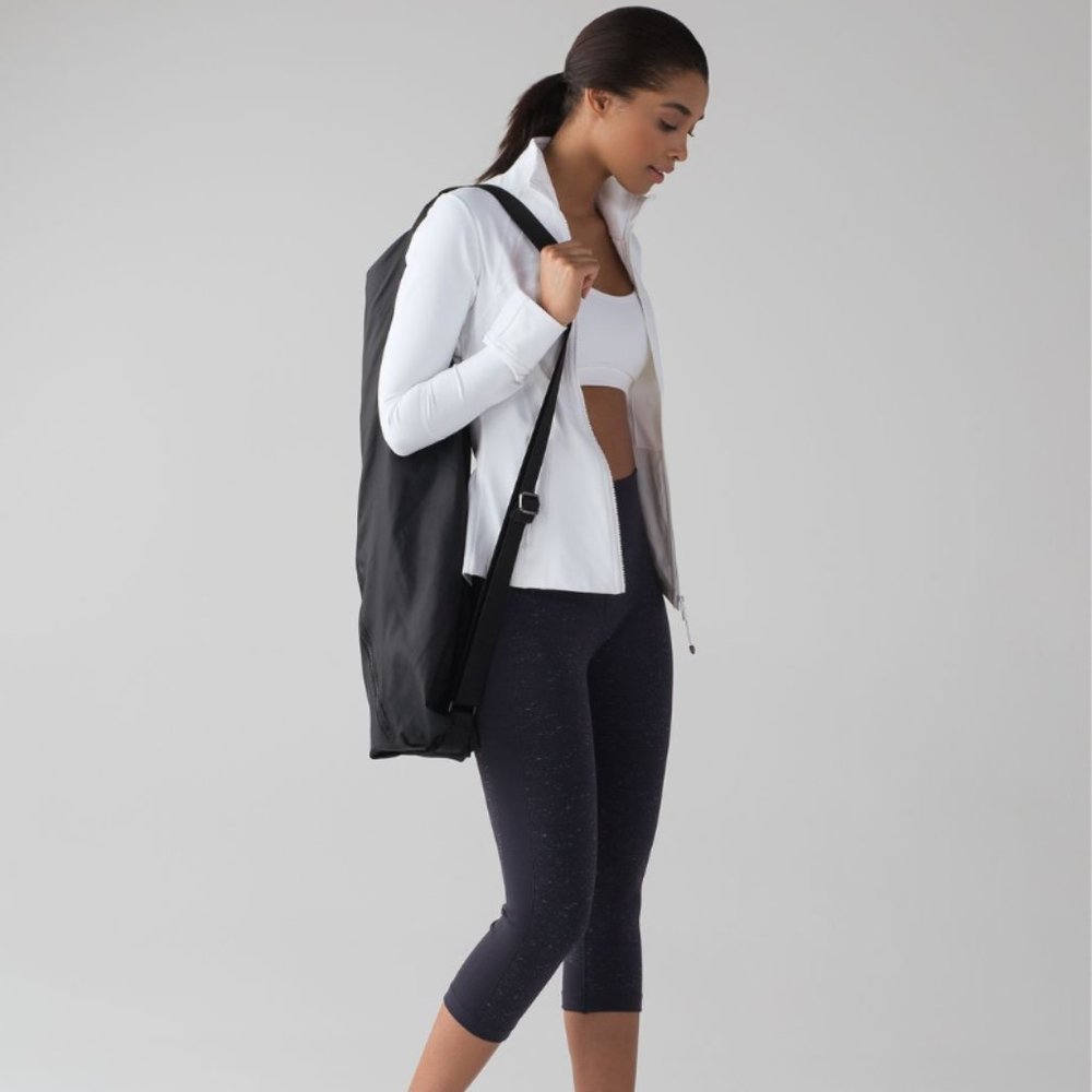 Lululemon | Free to Flow Crop Midnight Navy / White | Size 4/6